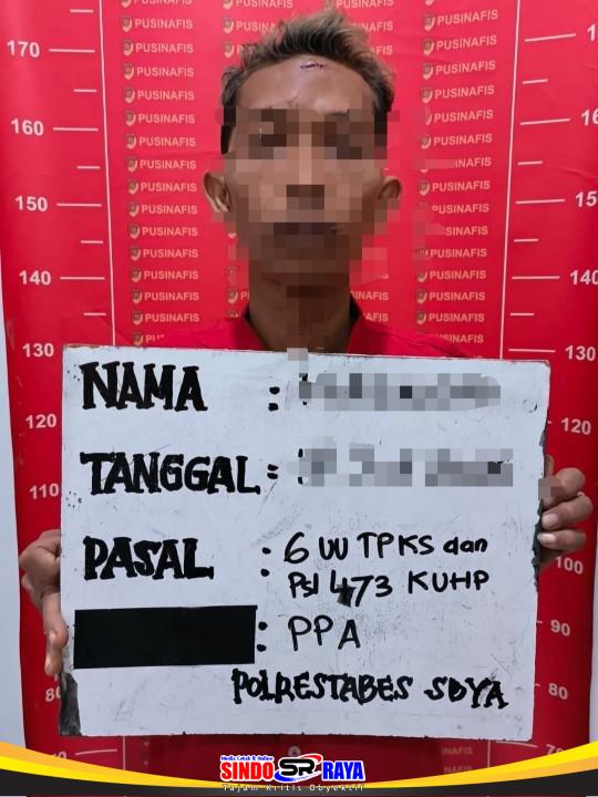 Tersangka kasus persetubuhan anak tiri di Polrestabes Surabaya