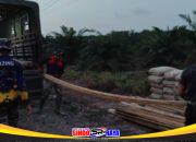 Satgas TMMD Reguler Ke-129 Turunkan Material Papan Mal Hingga Larut Malam