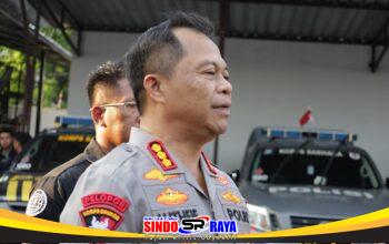 Kapolrestabes Surabaya Kombes Pol Lutfi Sulistyawan menjelaskan penangkapan tiga tersangka penyerobotan ruko di Wonokromo.