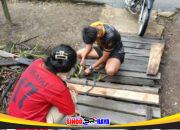 Satgas TMMD Manfaatkan Waktu Istirahat Bantu Warga Benahi Jembatan Rusak