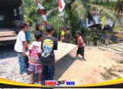 Anak-Anak Tempapan Hulu Semangat Bantu Satgas Angkat Pintu RTLH Buk Nining