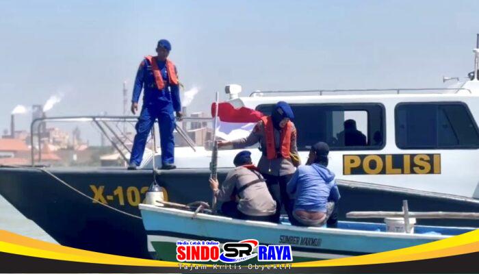 Satpolairud Polres Gresik Kibarkan Merah Putih di Perahu Nelayan Jelang HUT ke-81 RI