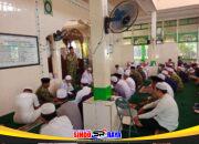 Dandim 1002/HST Shalat Jumat Bersama Warga di Masjid Al Munawaroh