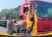 Sambut HUT ke-81 RI, Polres Pelabuhan Tanjung Perak Bagikan Bendera Merah Putih kepada Pengendara