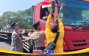 Sambut HUT ke-81 RI, Polres Pelabuhan Tanjung Perak Bagikan Bendera Merah Putih kepada Pengendara