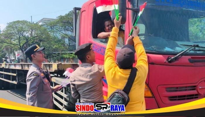 Sambut HUT ke-81 RI, Polres Pelabuhan Tanjung Perak Bagikan Bendera Merah Putih kepada Pengendara