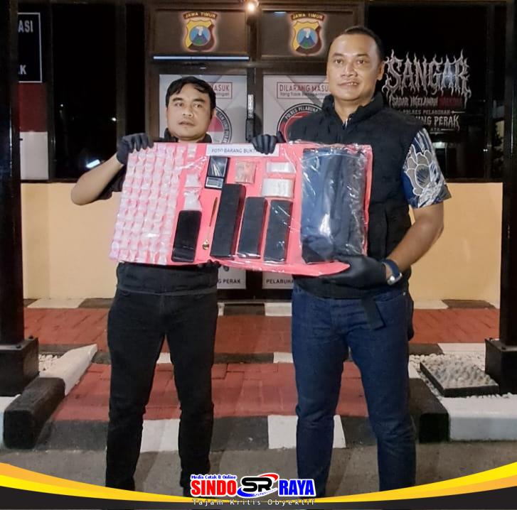 Petugas menunjukkan barang bukti 672 paket sabu dalam pengungkapan peredaran sabu di Benteng Dalam.