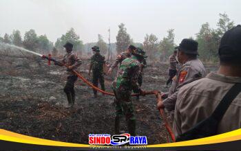 Dandim dan Kapolres Sambas Turun Langsung Tangani Karhutla