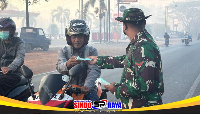 Kabut Asap Menebal, Babinsa dan Pemdes Gunung Raja Turun ke Jalan Bagikan Ratusan Masker