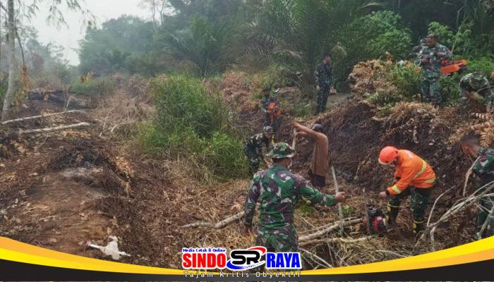 Tidak Pulang Sebelum Padam, Babinsa Koramil 07/Teluk Keramat Bersama MPA Padamkan Karhutla