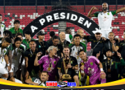 Persebaya Juara Piala Presiden 2026 berfoto bersama trofi usai mengalahkan Persib lewat adu penalti 6-5 di Stadion Kapten I Wayan Dipta, Gianyar, Bali.