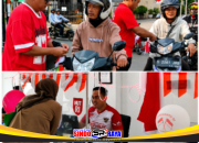 Satpas Colombo Surabaya bagikan bendera merah putih kepada pengendara dan layani pemohon SIM dalam suasana HUT RI ke-81.