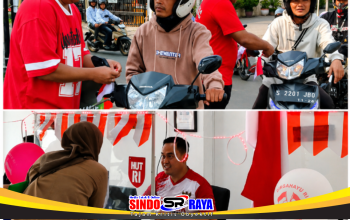 Satpas Colombo Surabaya bagikan bendera merah putih kepada pengendara dan layani pemohon SIM dalam suasana HUT RI ke-81.