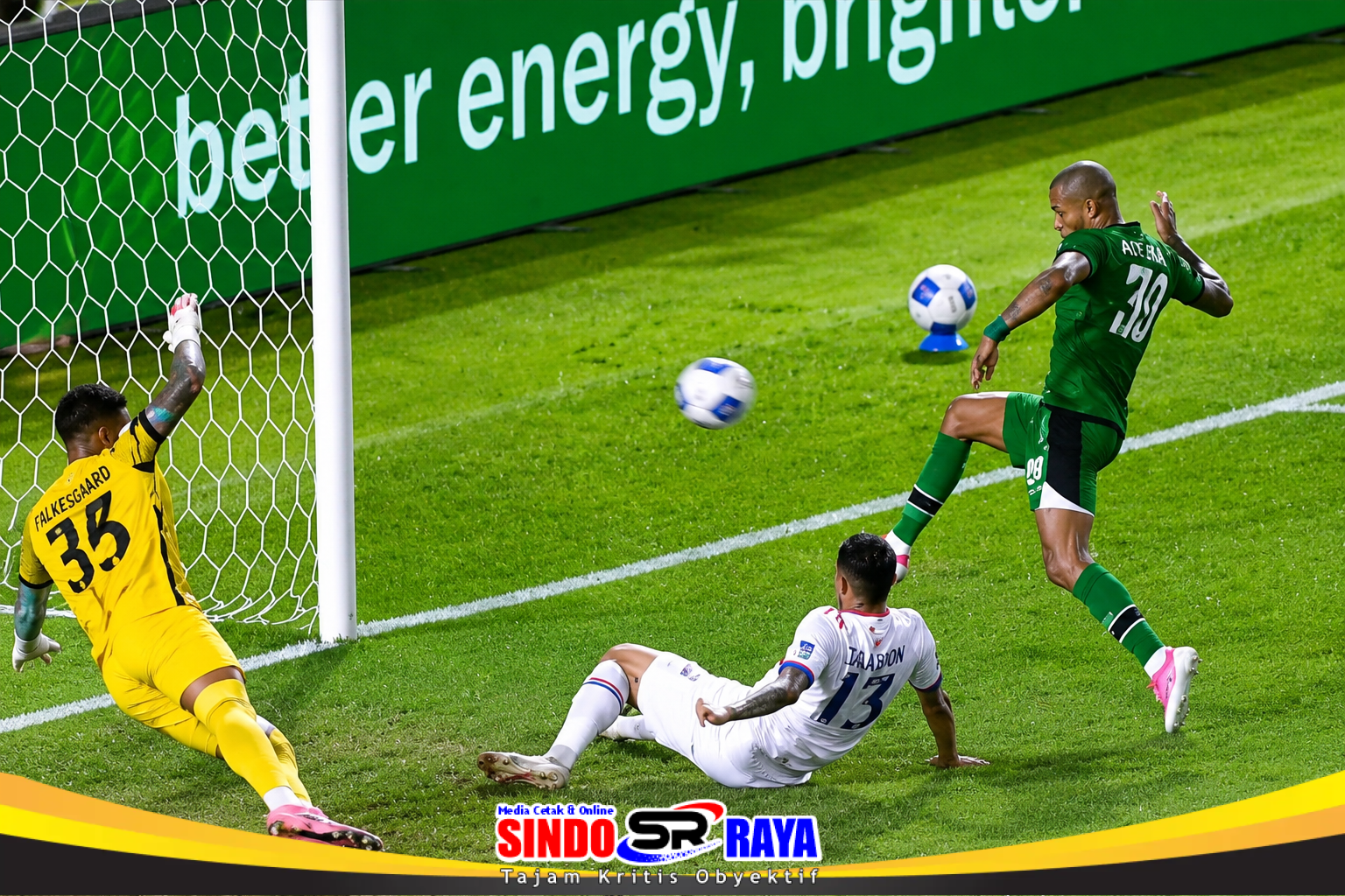 Penyerang Persebaya Alex Martins mencetak gol ke gawang Port FC pada laga Persebaya vs Port FC di Grup B Piala Presiden 2026.