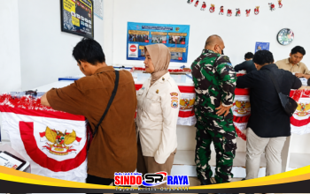 Pelayanan Satpas SIM Colombo Surabaya dengan petugas dan pemohon di loket pelayanan.