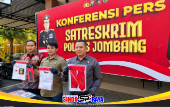 Kasatreskrim Polres Jombang AKP Magribi Agung Saputra menunjukkan barang bukti kasus love scamming