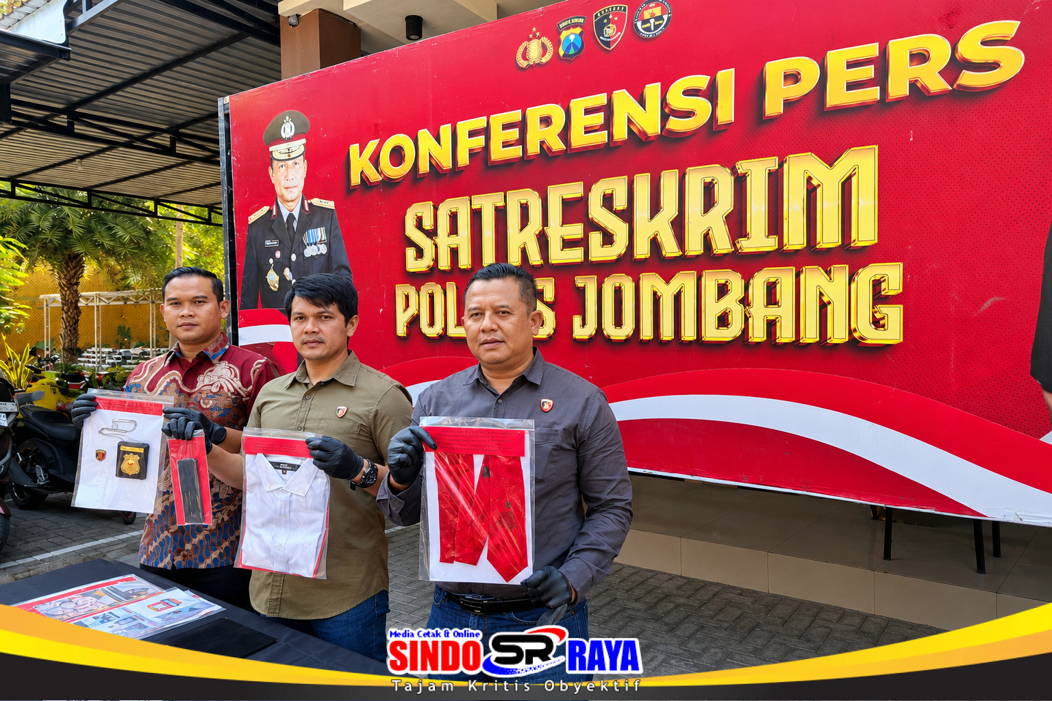 Kasatreskrim Polres Jombang AKP Magribi Agung Saputra menunjukkan barang bukti kasus love scamming