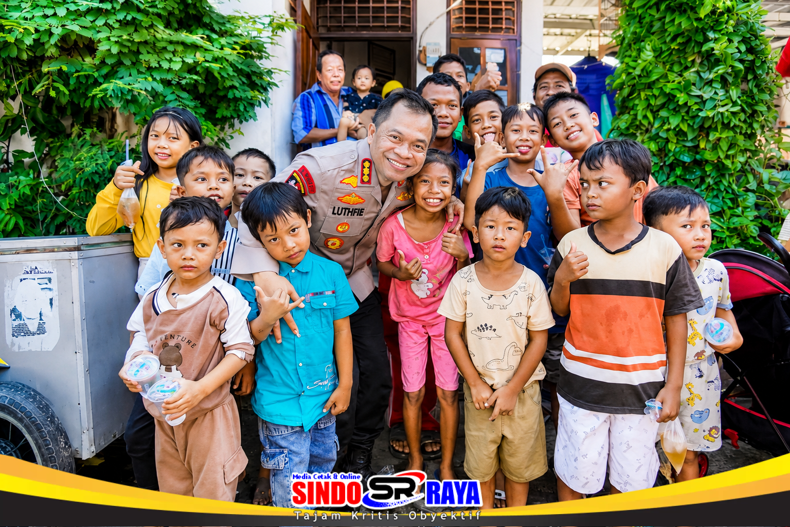 Kapolrestabes Surabaya Kombes Pol Luthfie bersama warga dan anak-anak di Surabaya