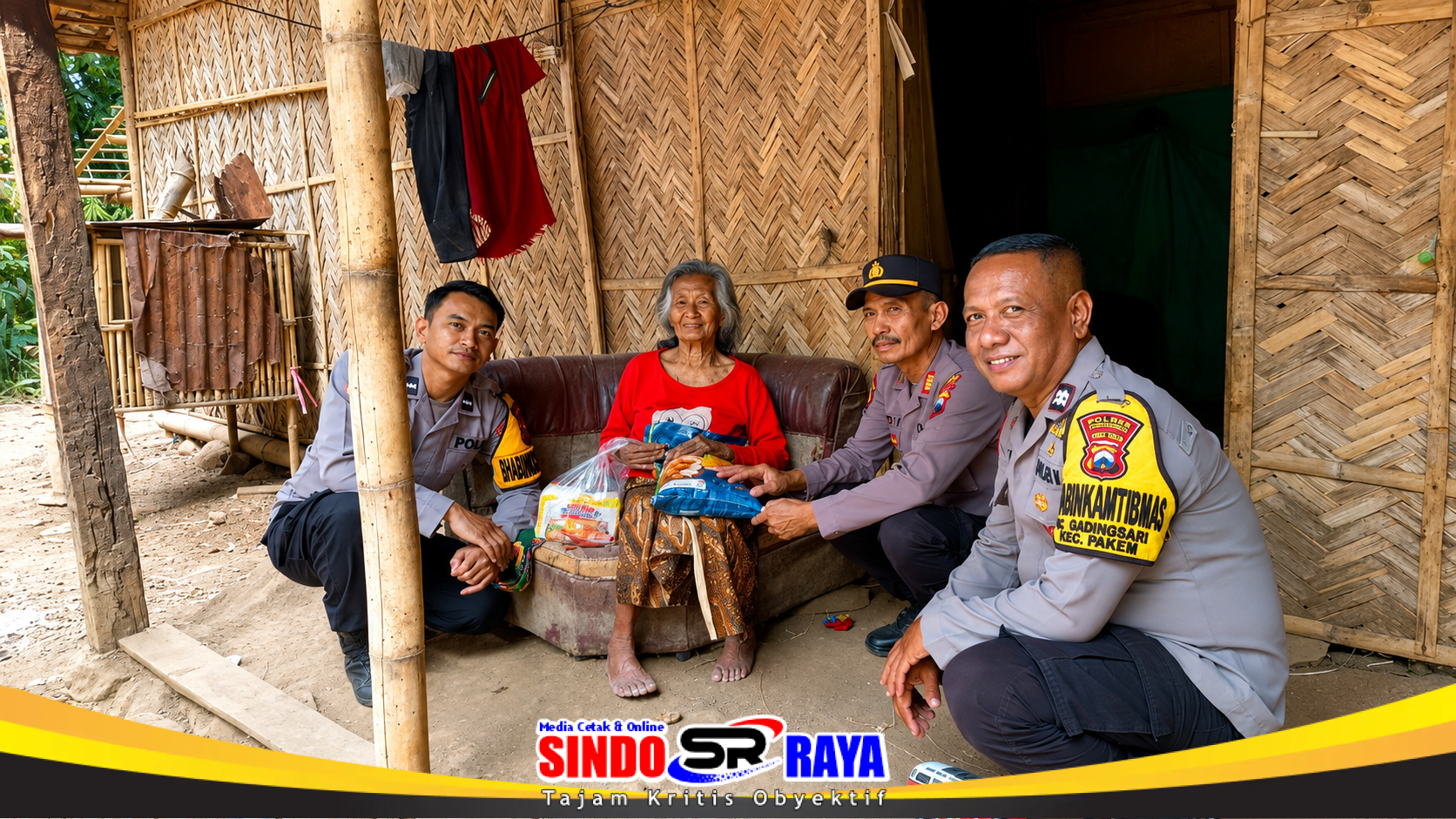 Polsek Pakem Bondowoso menyalurkan sembako kepada warga dalam kegiatan baksos.