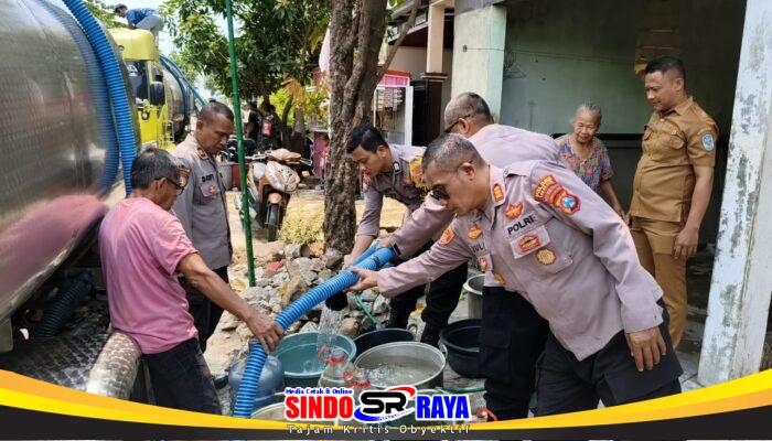 Polres Nganjuk Kerahkan Water Cannon dan Truk Tangki Pasok Puluhan Ribu Liter Air Bersih di Ngetos