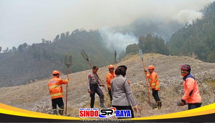 Polres Probolinggo Terjunkan Personel dan Armada Modifikasi untuk Padamkan Karhutla di Blok Pengol Bromo