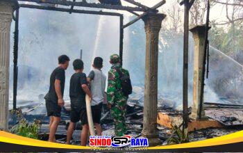 Api Lahap Dua Rumah di Lok Batu, Babinsa Bersama Tim Gabungan Berjibaku Padamkan Api