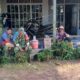 Sembari Gotong Royong, Babinsa Sertu Supi’i Ingatkan Warga Waspada Karhutla