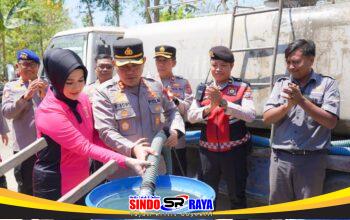 Polres Bangkalan Salurkan 48.000 Liter Air Bersih untuk Warga Terdampak Kekeringan