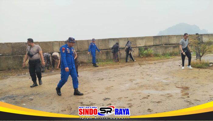 Jelang HUT TNI, Koramil 05/Pemangkat Bersinergi Bersama Polri dan Masyarakat Bersihkan Pesisir Pantai Sinam