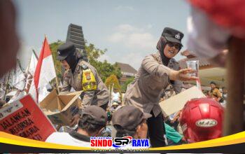 Polwan Polres Blitar Berikan Pelayanan Humanis, Berbagi Air hingga Bersihkan Sampah Bersama Massa Aksi