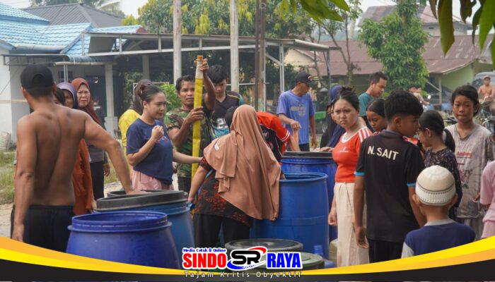 Atasi Krisis Air Bersih Dampak Karhutla, Babinsa Desa Mensere dan Desa Jirak Salurkan Air Bersih kepada Warga