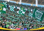 Bonek Mania tetap mendukung Persebaya di Stadion Gelora Bung Tomo Surabaya