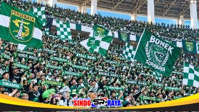 Bonek Mania tetap mendukung Persebaya di Stadion Gelora Bung Tomo Surabaya