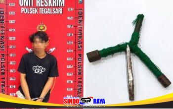 Terduga pelaku curanmor dan barang bukti di Polsek Tegalsari Surabaya