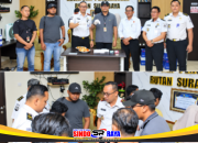 Petugas Rutan Kelas I Surabaya memeriksa barang bukti dugaan sabu yang diselundupkan lewat makanan.