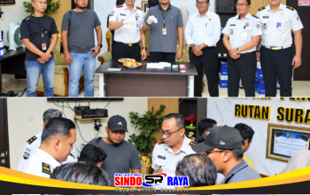 Petugas Rutan Kelas I Surabaya memeriksa barang bukti dugaan sabu yang diselundupkan lewat makanan.