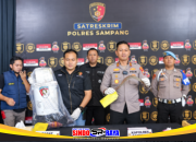 Kapolres Sampang AKBP Anang Hardiyanto menunjukkan barang bukti celurit dalam konferensi pers pengungkapan kasus pembunuhan nelayan di Camplong.