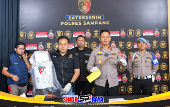 Kapolres Sampang AKBP Anang Hardiyanto menunjukkan barang bukti celurit dalam konferensi pers pengungkapan kasus pembunuhan nelayan di Camplong.