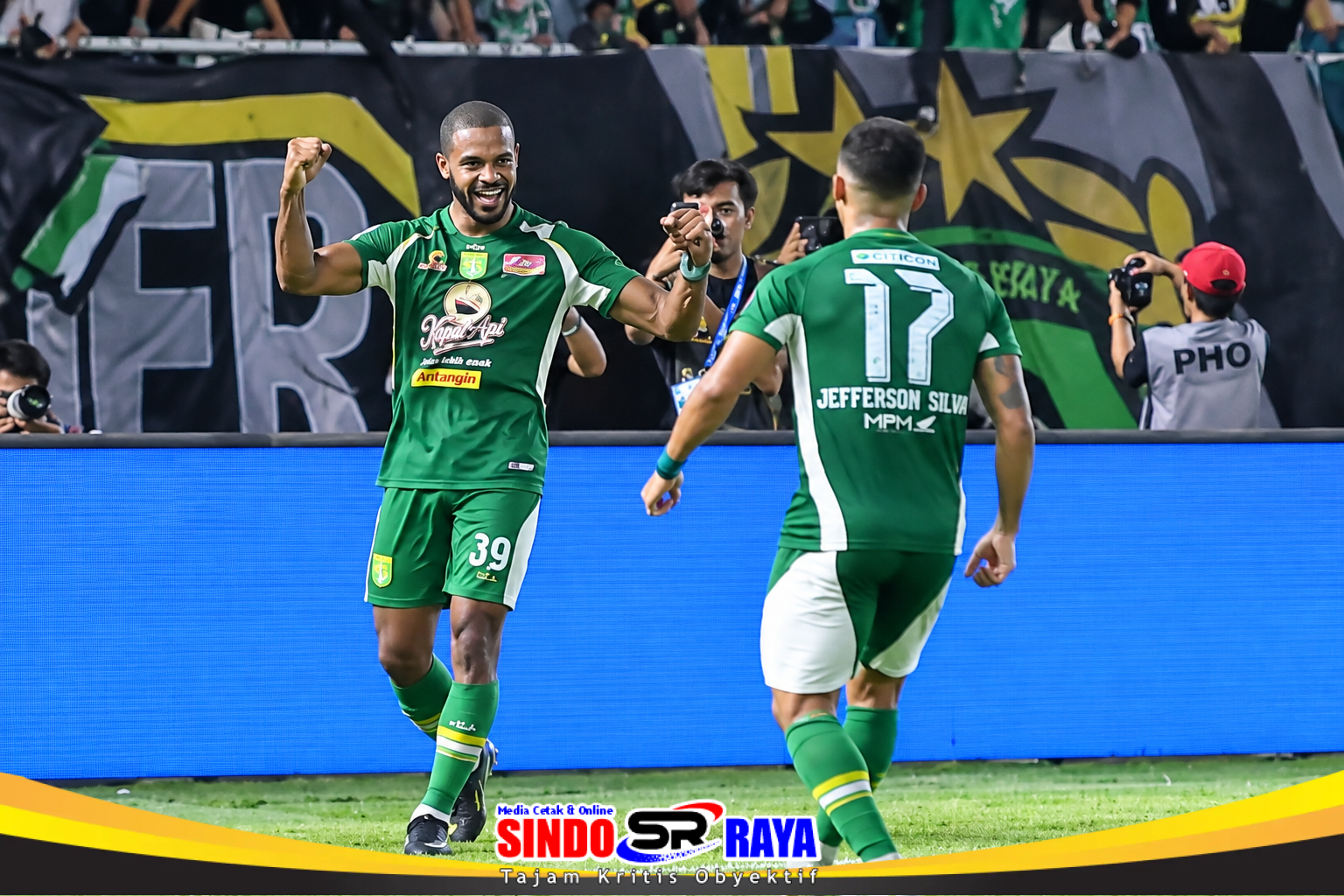 Alex Martin dan Jefferson Silva merayakan gol Persebaya ke gawang PSIM Yogyakarta