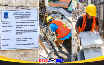 Papan informasi proyek dan pekerja melakukan perbaikan drainase Sambongan Gang 1 di Kelurahan Bongkaran, Surabaya.