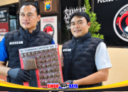 Petugas Polres Pelabuhan Tanjung Perak menunjukkan barang bukti tembakau sintetis dalam pengungkapan peredaran narkotika di Surabaya.