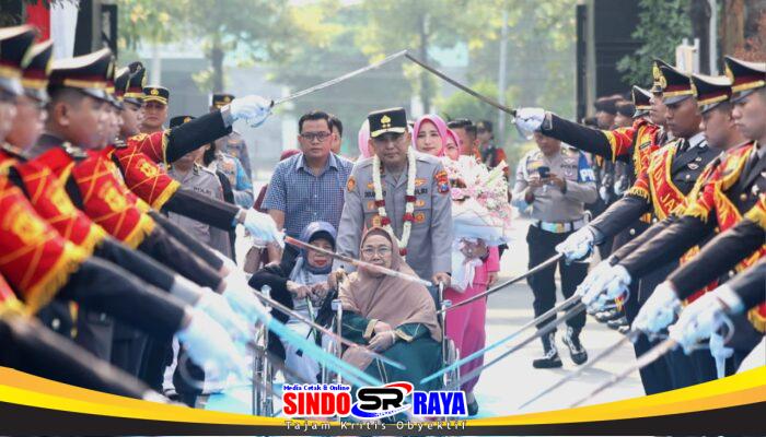 Kapolda Jatim Irjen Pol Dekananto Eko Purwono Disambut Pedang Pora dan Atraksi Budaya