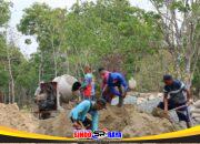 Berat Sama Dipikul, Ringan Sama Dijinjing! Tak Kenal Lelah, Satgas TMMD dan Warga Gotong Royong Dekatkan Material Box Culvert