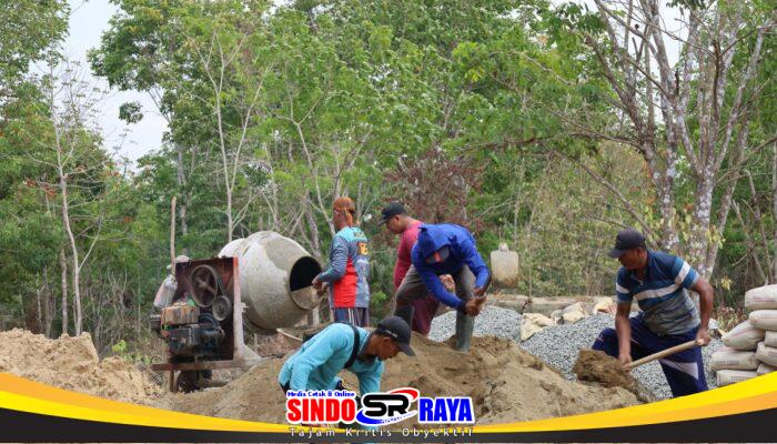 Berat Sama Dipikul, Ringan Sama Dijinjing! Tak Kenal Lelah, Satgas TMMD dan Warga Gotong Royong Dekatkan Material Box Culvert