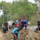 Berat Sama Dipikul, Ringan Sama Dijinjing! Tak Kenal Lelah, Satgas TMMD dan Warga Gotong Royong Dekatkan Material Box Culvert