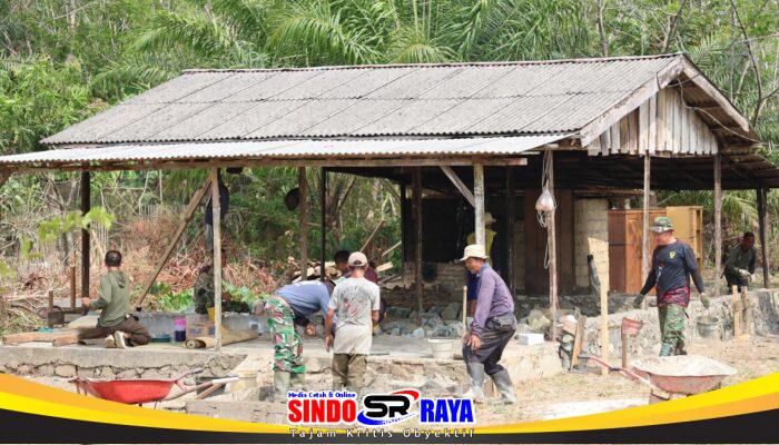 Antusias, Warga Bersama Satgas TMMD ke-130 Kodim 1009/Tanah Laut Bantu Pengerjaan Fondasi Rumah Pak Sajimin