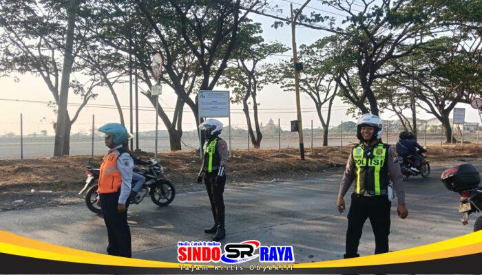Kapolres Gresik Turun Langsung Atur Lalu Lintas Pagi di Simpang Tiga PLN Kebomas