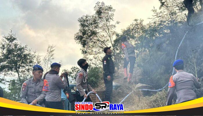 Personel BKO Polda Jatim Gerak Cepat Padamkan Titik Api, Cegah Karhutla TNBTS Meluas