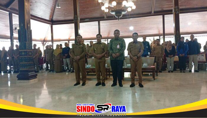Dorong Kinerja Birokrasi, Plt Bupati Tulungagung Serahkan Penghargaan Simbolis kepada Jajaran Kepala Dinas Terbaik