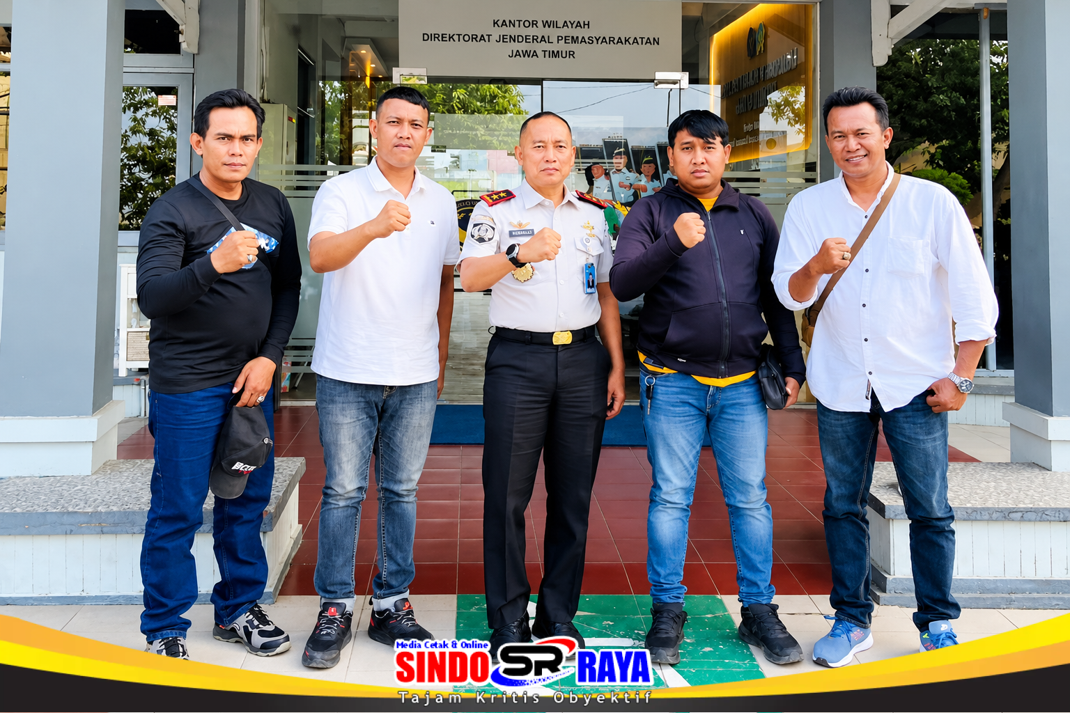 Empat perwakilan media online bersama Kakanwil Ditjenpas Jawa Timur Kusnali saat kunjungan silaturahmi dan diskusi keterbukaan informasi.